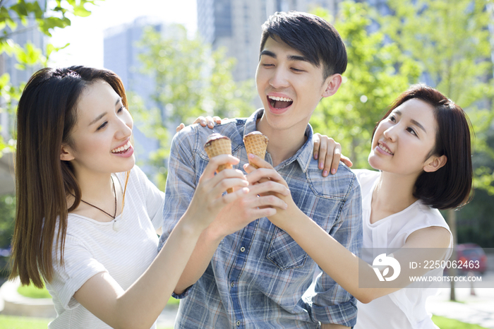 快乐的年轻人吃冰淇淋