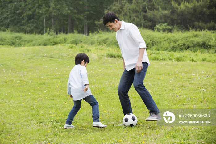 快乐父子一起踢足球