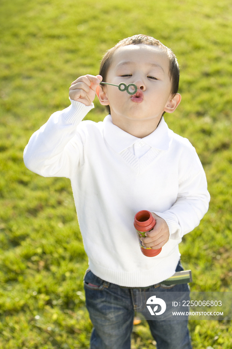 小孩吹泡泡