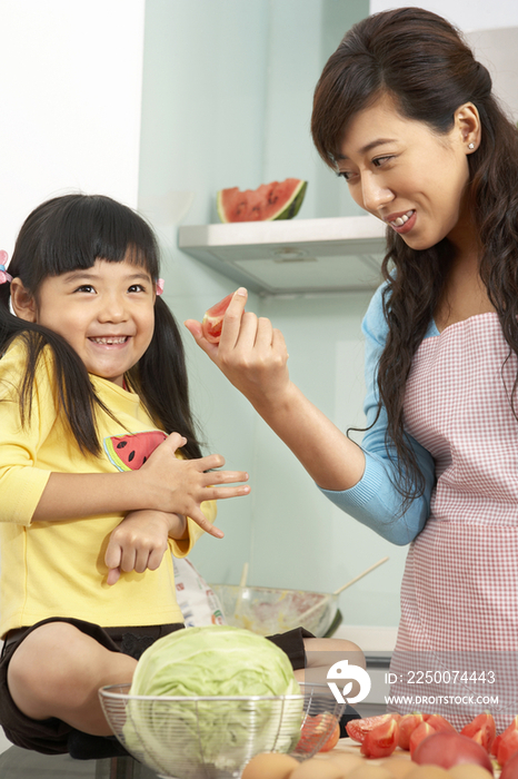 妈妈和女儿一起做饭