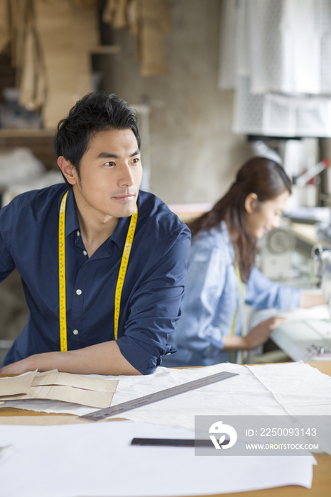 两个服装设计师在工作室工作