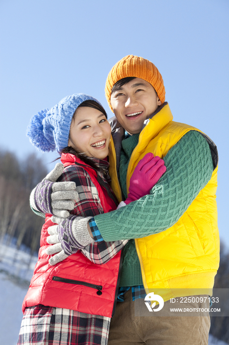 年轻情侣在滑雪场