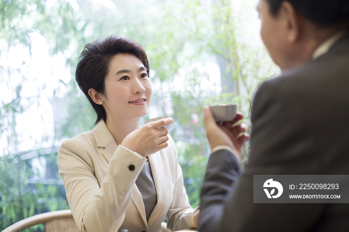 商务人士在茶馆谈生意