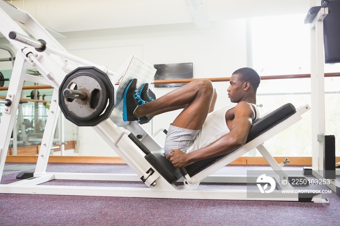 男子举重运动员在健身房做压腿动作