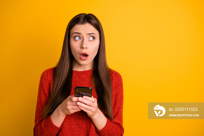 Photo of terrified stunned shocked horrified youngster holding telephone receiving negative feedback