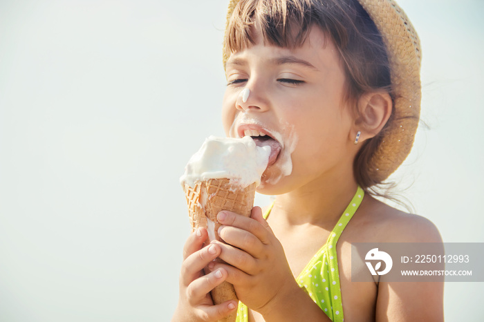 孩子在海上吃冰淇淋。选择性聚焦。