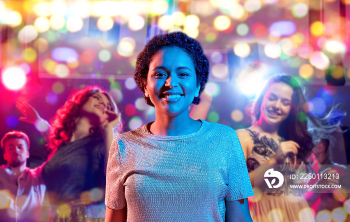 休闲、俱乐部和夜生活理念——在紫外线霓虹灯下微笑的非洲裔美国年轻女性