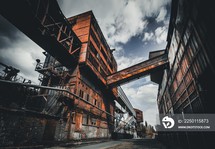 俄斯特拉发古老而生锈的钢铁厂