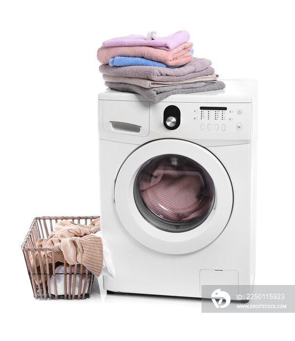现代洗衣机和白底洗衣房