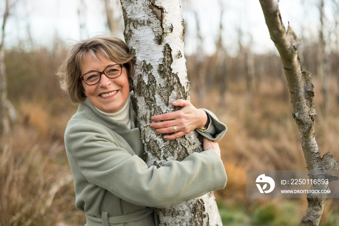 Glückliche Seniorin in der Natur