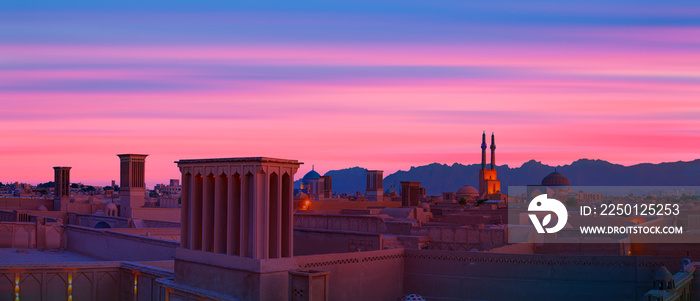 历史名城亚兹德，红色日落时有著名的风塔-伊朗亚兹德