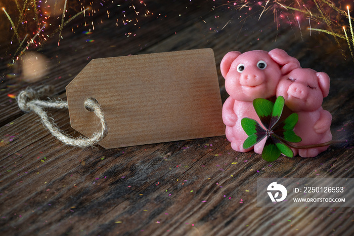 Marzipan Glücksschweinchen mit vieblättrigem Kleeblatt für Silvester, Neujahrsgrüsse