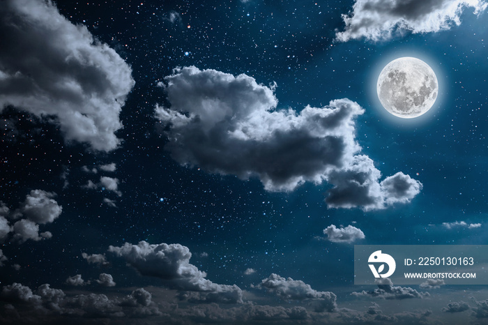 以星星、月亮和云朵为背景的夜空。