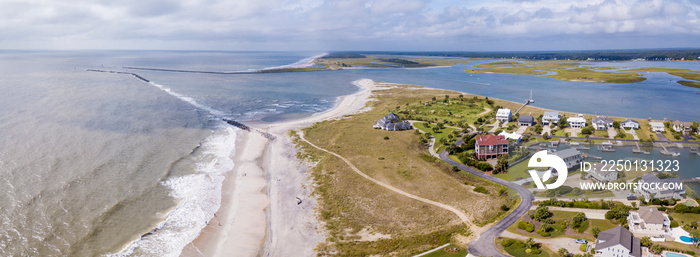 默特尔海滩附近南卡罗来纳州海岸Surfside海滩地区的空中全景。