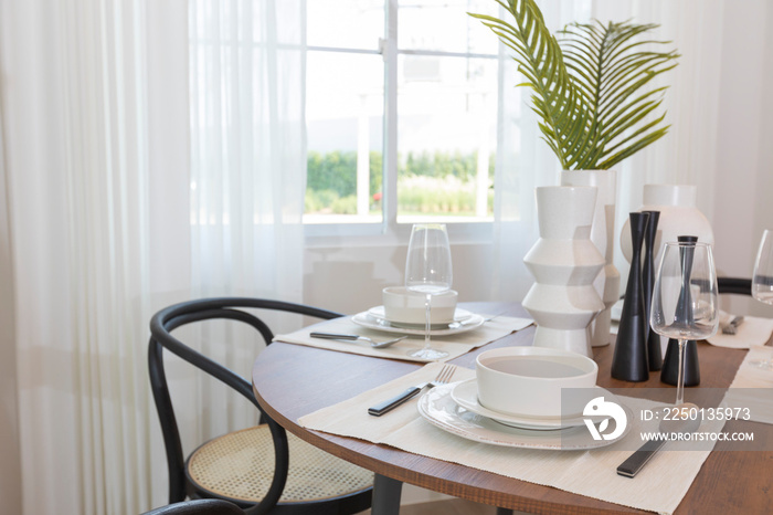 Dining room in a modern style with a round dining table with chairs.