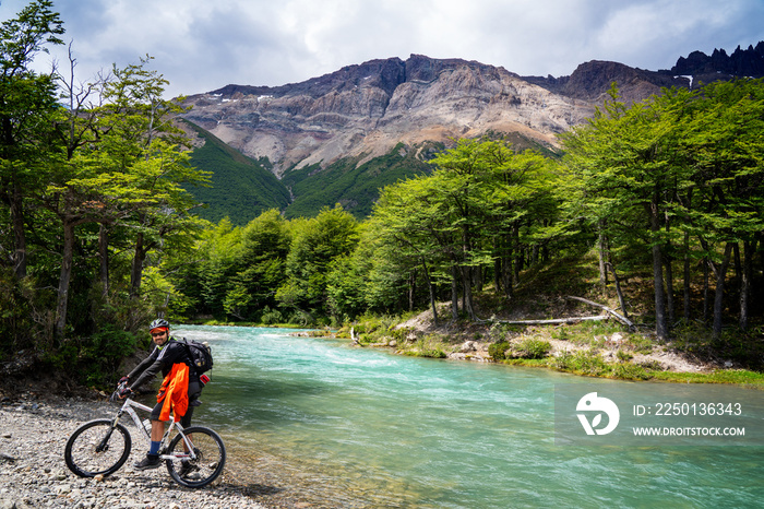 阿根廷巴塔哥尼亚山区的山地自行车。