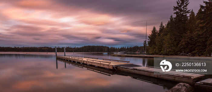 Comox Lake Vancouver Island温哥华岛科莫克斯湖是一个淡水湖，位于温哥华岛中部