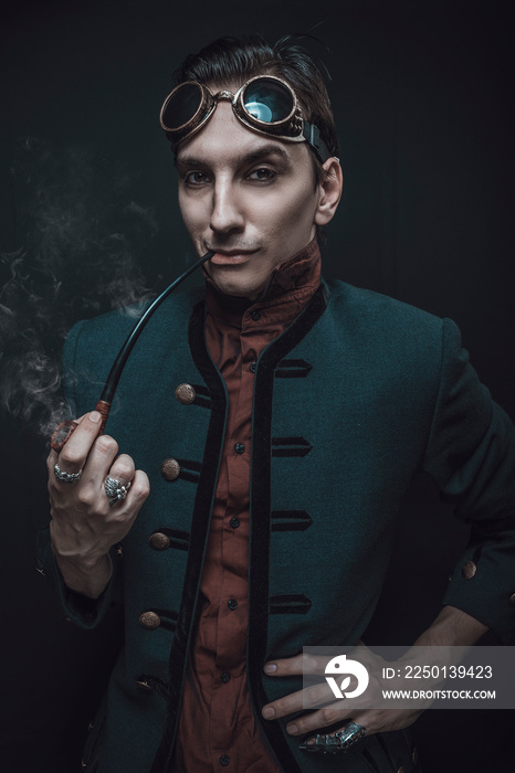 维多利亚时代的蒸汽朋克绅士抽着长烟斗
