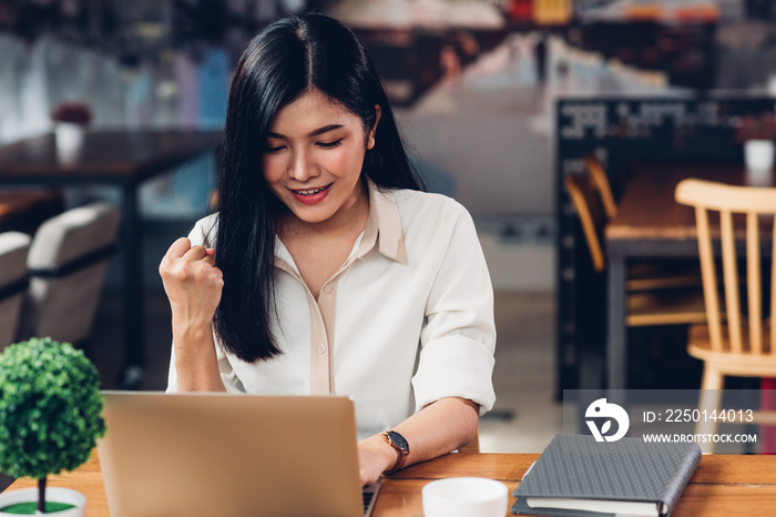 Freelance working woman with laptop computer, he gladly gets the results