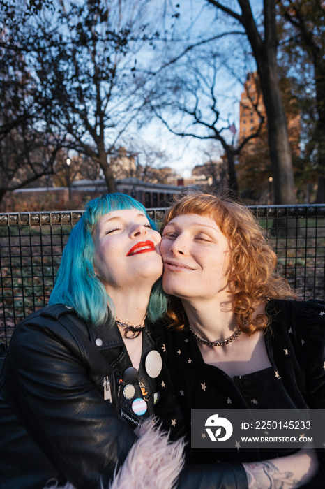 非传统女同性恋情侣在城市公园拥抱