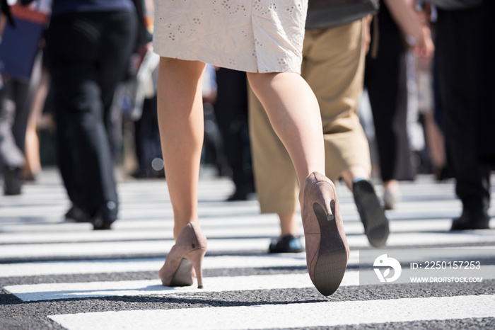 横断歩道を渡る女性の足元