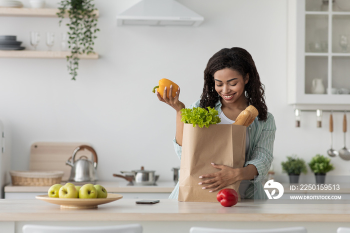 快乐的黑人女士享受有机健康食品。在线订购，从超市或市场发货