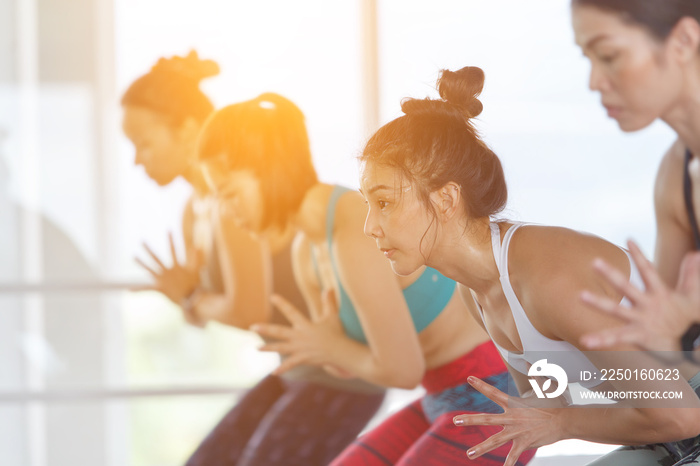 亚洲女性在健身室瑜伽课上锻炼