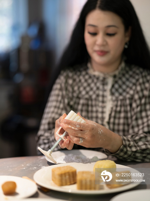 女人在家做月饼