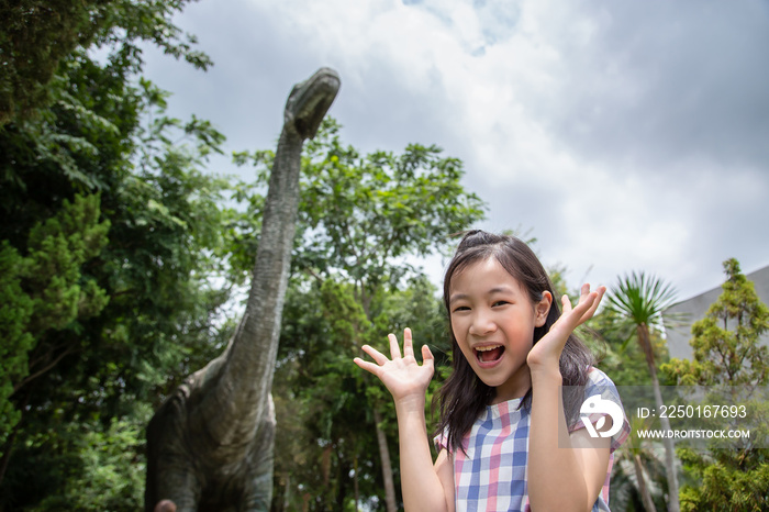 亚洲女孩在国家博物馆恐龙公园遇到恐龙时惊呆了
