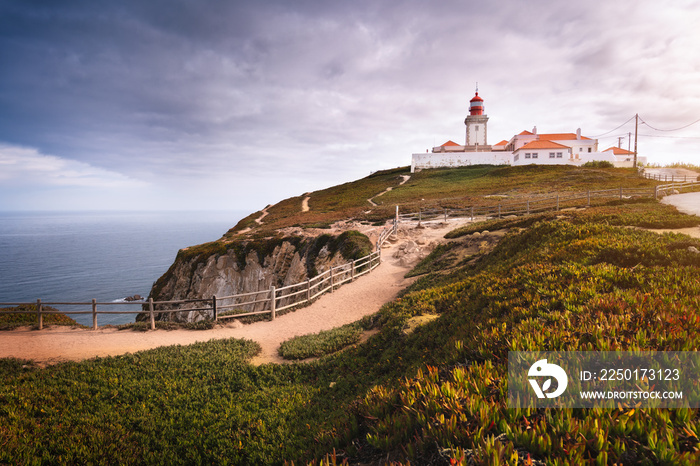 前往葡萄牙辛特拉地区。在阳光下观看Cabo da Roca或Cape Roca的灯塔