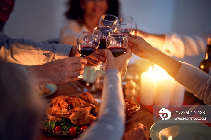 家人和朋友在家里用传统食物和装饰庆祝平安夜，等等
