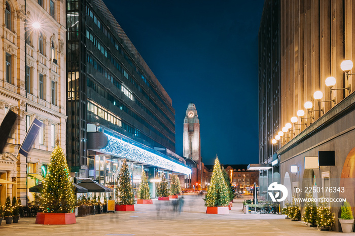 芬兰赫尔辛基。圣诞夜Keskuskatu街的夜景——新年圣诞节节日幻觉