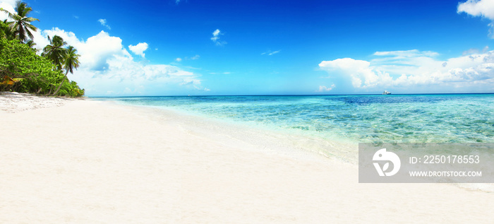 Schöner Strand im Paradies