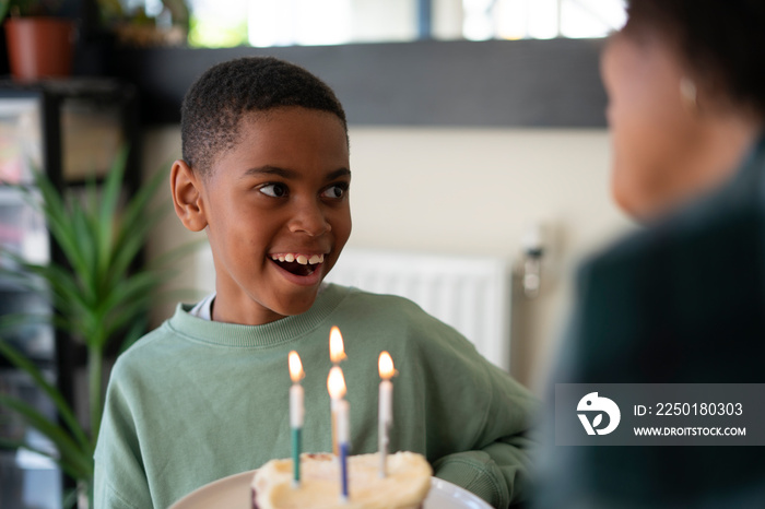 母子俩用生日蛋糕庆祝生日