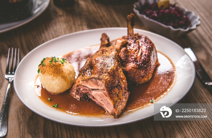 Bayrische gegrillte Ente aus dem Ofen mit Kartoffelknödel und Blaukraut Weihnachten