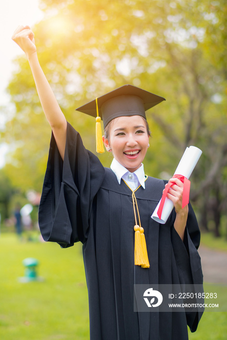 戴毕业帽和毕业礼服的研究生女学生