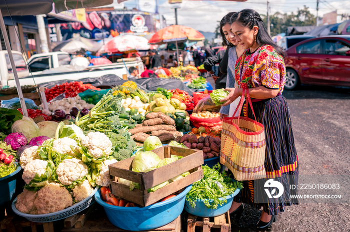 Mujeres Latinas en un mercado local.