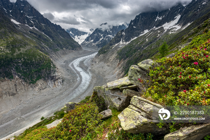 霞慕尼省蒙特维尔市格拉塞河沿岸的Aussicht auf den Mer de Glace Gletscher