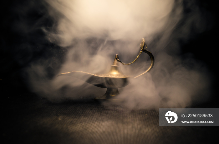 古董阿拉丁阿拉伯夜精灵风格的油灯，柔和的白色烟雾，深色背景。La