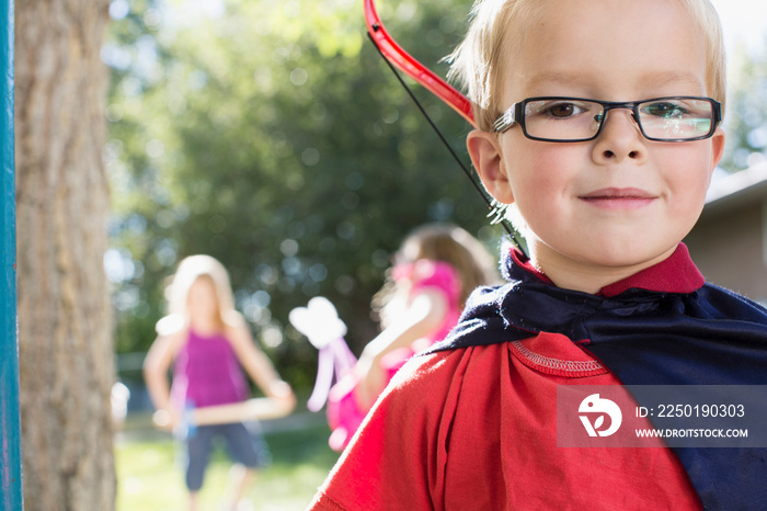 六岁男孩的肖像，穿着带蝴蝶结的斗篷