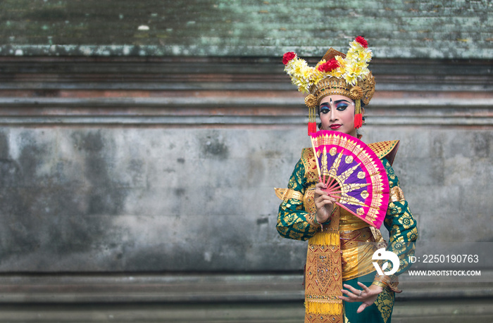 穿着传统服装，化着浓妆的巴厘岛乐高舞者