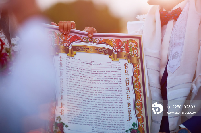 犹太新郎在婚礼上签署了一个凯图巴