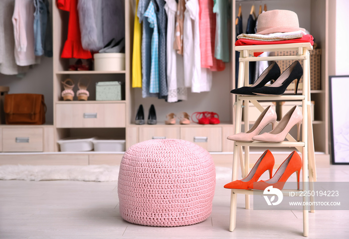 更衣室里的粉色脚凳和带鞋的支架