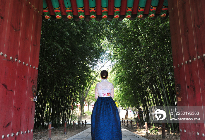 韩国女性穿着韩服，在年的韩国传统住宅村游览京畿道