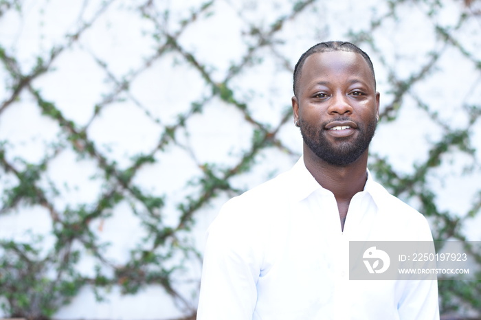 USA, Louisiana, Portrait of smiling man in white shirt