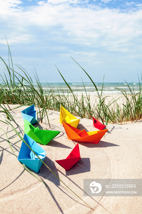 Papierschiffe am Strand