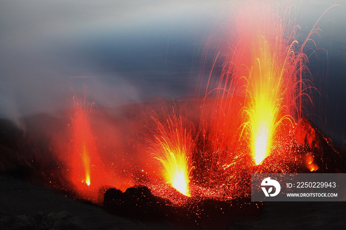 斯特龙博利火山爆发