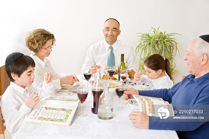 犹太家庭庆祝逾越节