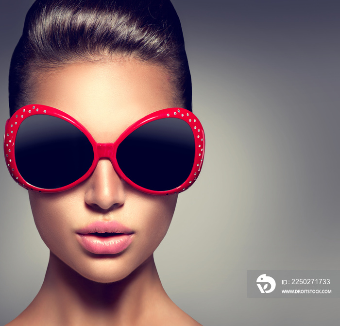 Fashion model brunette girl wearing stylish sunglasses