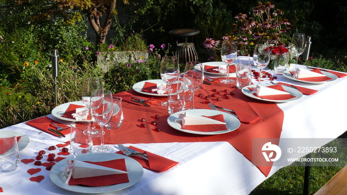 Feierlich gedeckte Tafel im Garten